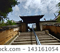 Honrenji Temple, located in Ushimado-cho, Setouchi City, Okayama Prefecture, is designated as a national historic site as a site related to the Korean diplomatic missions to Japan, and features a staircase leading to the main gate. 143161054