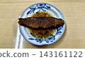 紅燒鰤魚盛於日式盤子中，浸泡在醬汁中。 143161122