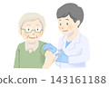 一位老年男子正在接受醫生的疫苗接種。 143161188