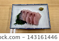 新鮮的鯛魚刺身精美地擺放在白色方盤中。 143161446