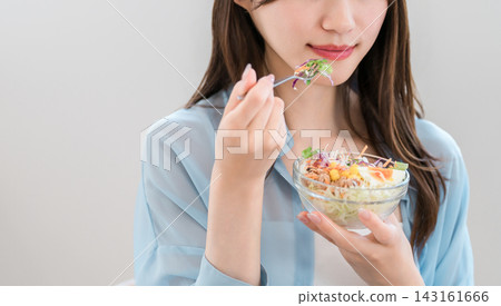 在家吃沙拉節食的年輕亞裔女性 在家吃沙拉節食的年輕亞裔女性 143161666