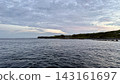 沐浴在晨曦中的三宅島赤穗港寧靜的海港和海景。 143161697