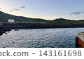 沐浴在晨曦中的三宅島赤穗港寧靜的海港和海景。 143161698