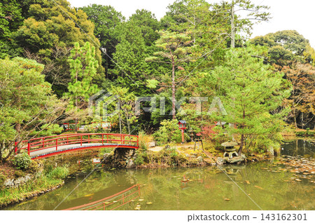 Oharano Shrine (Nishikyo Ward, Kyoto City): Koizawa Pond painted in vermilion. Oharano Shrine (Nishikyo Ward, Kyoto City): Koizawa Pond painted in vermilion. 143162301