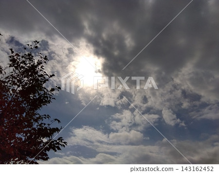 陽光透過雲層灑下。 143162452