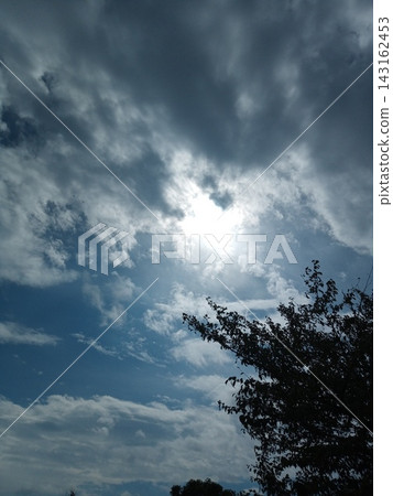 陽光透過雲層灑下。 陽光透過雲層灑下。 143162453