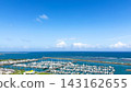 沖繩縣宜野灣市益城，廣闊的天空俯瞰蔚藍的大海和遊艇港。 143162655