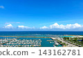 一艘遊艇停泊在沖繩縣宜野灣市益城港，以及美麗清澈的藍色海景。 143162781