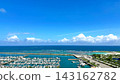 一艘遊艇停泊在沖繩縣宜野灣市益城港，以及美麗清澈的藍色海景。 143162782