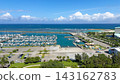 一艘遊艇停泊在沖繩縣宜野灣市益城港，以及美麗清澈的藍色海景。 143162783