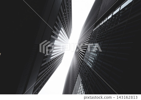 建築輪廓和光線,仰視的構圖,單色。 建築輪廓和光線,仰視的構圖,單色。 143162813