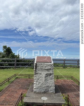 一座標誌著日本列島中心的石碑，可欣賞日本海的壯麗景色。 143163300