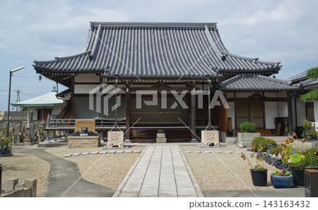 日本傳統寺廟的主殿及其周圍寧靜的景色。 日本傳統寺廟的主殿及其周圍寧靜的景色。 143163432