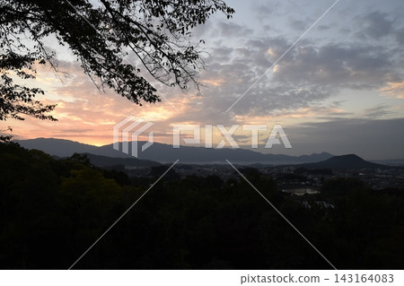 從天石山眺望奈良盆地宇尼比山 從天石山眺望奈良盆地宇尼比山 143164083