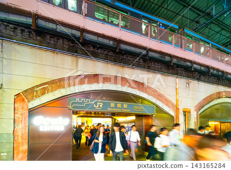 JR新橋站-車站前的夜景與人群 JR新橋站-車站前的夜景與人群 143165284