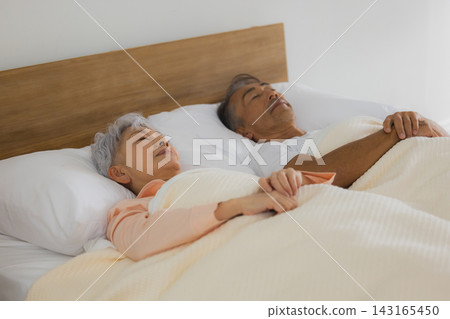 睡覺在床上的年長夫婦 143165450