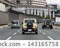 SUV 在主要道路上行駛的場景 143165758