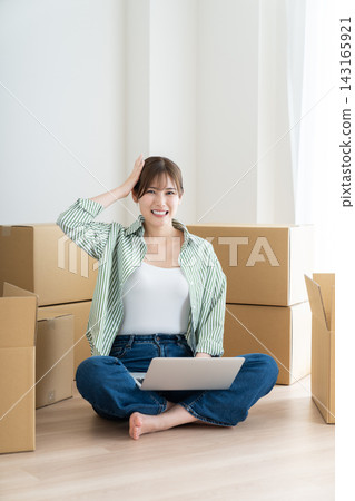 一個年輕女子擔心搬家 一個年輕女子擔心搬家 143165921