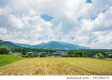 滋賀縣大津市伊賀立的稻田梯田:收割後的田野。 滋賀縣大津市伊賀立的稻田梯田:收割後的田野。 143166075