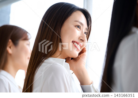 一位女士面帶微笑,望著窗外,側臉特寫。 一位女士面帶微笑,望著窗外,側臉特寫。 143166351