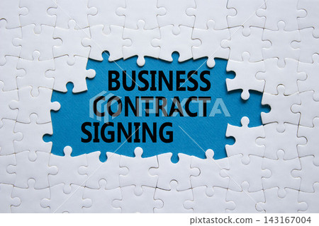 Business Contract Signing symbol. White puzzle with words Business Contract Signing. Beautiful blue background. Business concept. Copy space. Business Contract Signing symbol. White puzzle with words Business Contract Signing. Beautiful blue background. Business concept. Copy space. 143167004