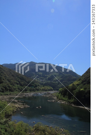 陽光明媚的一天,高知縣四萬十市:四萬十川的景色 陽光明媚的一天,高知縣四萬十市:四萬十川的景色 143167333