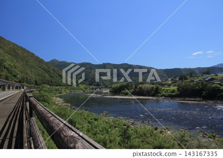 陽光明媚的一天,高知縣四萬十市:四萬十川的景色 陽光明媚的一天,高知縣四萬十市:四萬十川的景色 143167335