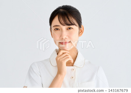 一位護士手托著下巴思考。 一位護士手托著下巴思考。 143167679