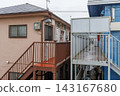 冰冷的雨水落在木製公寓樓上。 143167680
