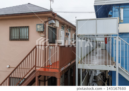 冰冷的雨水落在木製公寓樓上。 冰冷的雨水落在木製公寓樓上。 143167680