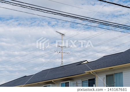 公寓電視天線、電力線和高壓電力線 公寓電視天線、電力線和高壓電力線 143167681