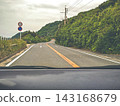 陰天駕車行駛在限速50公里/小時的道路上。 143168679