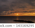 A beautiful sunset over the sea in Yamagata Prefecture, shrouded in thick clouds after the rain. 143169295