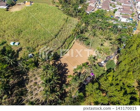 Striking brown earth patch adds Striking brown earth patch adds 143170015