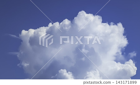 漂浮在藍天上的雲彩 143171899