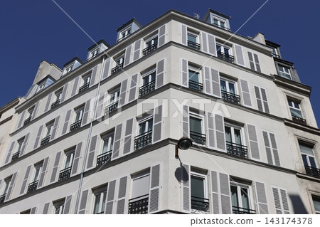 Classic building in the downtown of Paris, France Classic building in the downtown of Paris, France 143174378