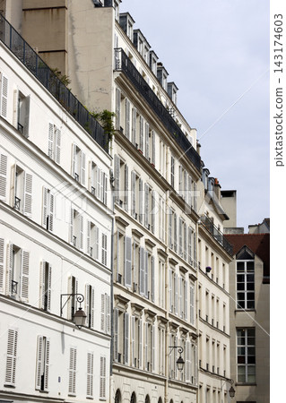 Classic building in the downtown of Paris, France 143174603