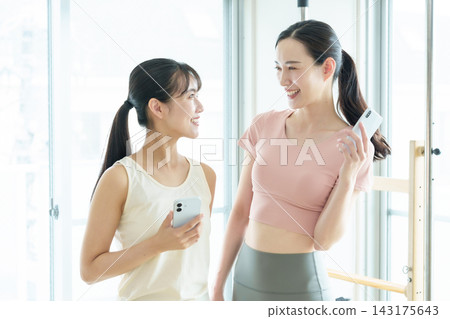 女性、皮拉提斯、瑜珈、智慧型手機 女性、皮拉提斯、瑜珈、智慧型手機 143175643