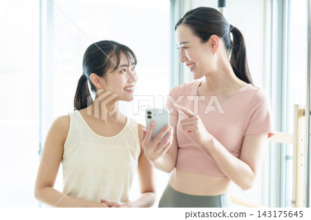 女性、皮拉提斯、瑜珈、智慧型手機 143175645