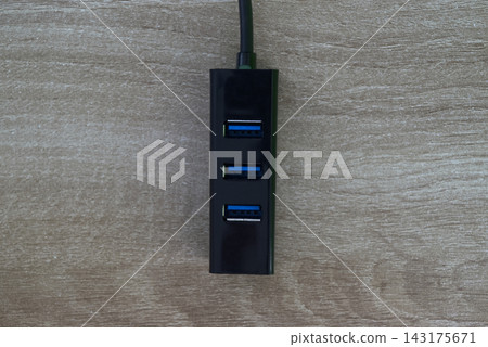 Vertical black USB hub top view on wood Vertical black USB hub top view on wood 143175671