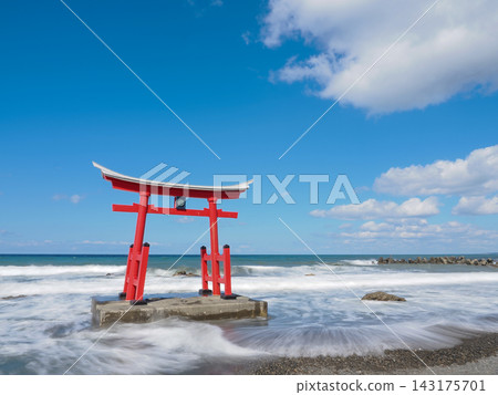 Torii漂浮在海中 Torii漂浮在海中 143175701