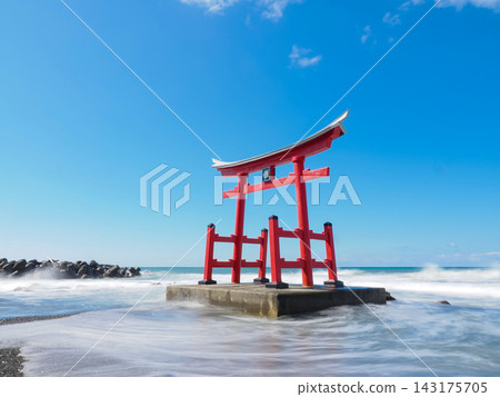 Torii that floats in the sea 143175705