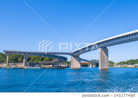 從船上眺望牛深海屋橋 從船上眺望牛深海屋橋 143177480