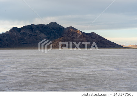 Amazing views of mountains and the dried-up Bonneville Salt Flats, Utah. 143177503