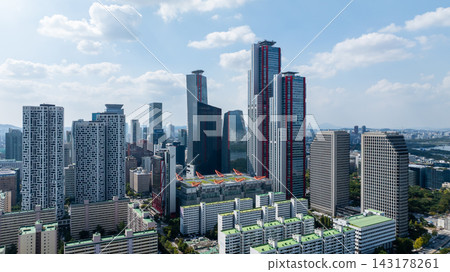 Aerial Hyperlapse of Yeouido Financial Skyline, National Assembly and Hangang River in Seoul 143178261