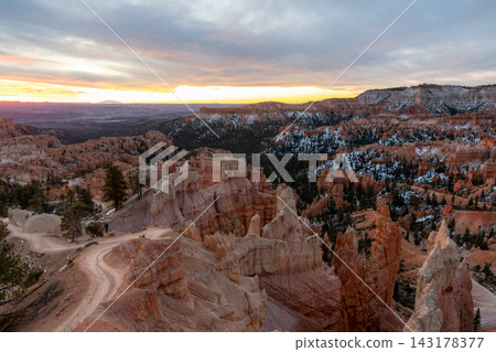 Stunning sunrise views of red rocks and hoodoos at Bryce Canyon National Park. 143178377