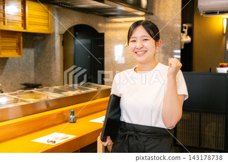 女大學生在壽司店打工 143178738