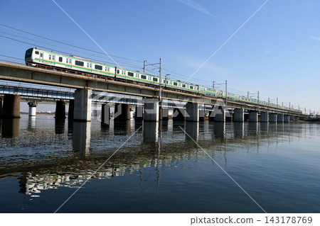 一列東海道本線列車正駛過番禺川。 一列東海道本線列車正駛過番禺川。 143178769