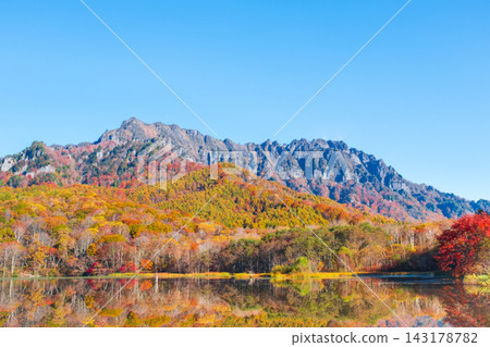 Kagamiike和Togakure山(秋天) Kagamiike和Togakure山(秋天) 143178782