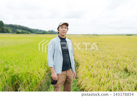 一位農民站在稻田前 143178854